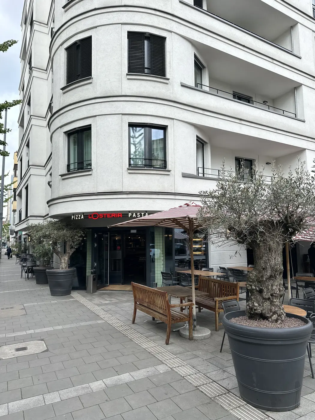 Gebäudeansicht mit Eingang bei L'Osteria Düsseldorf