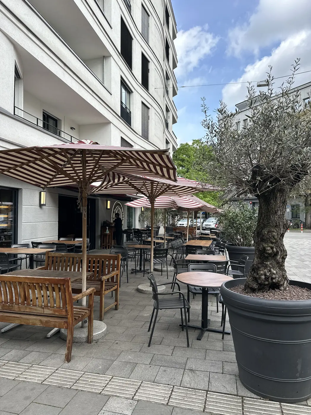 Terrasse mit Sitzbereich bei L'Osteria Düsseldorf