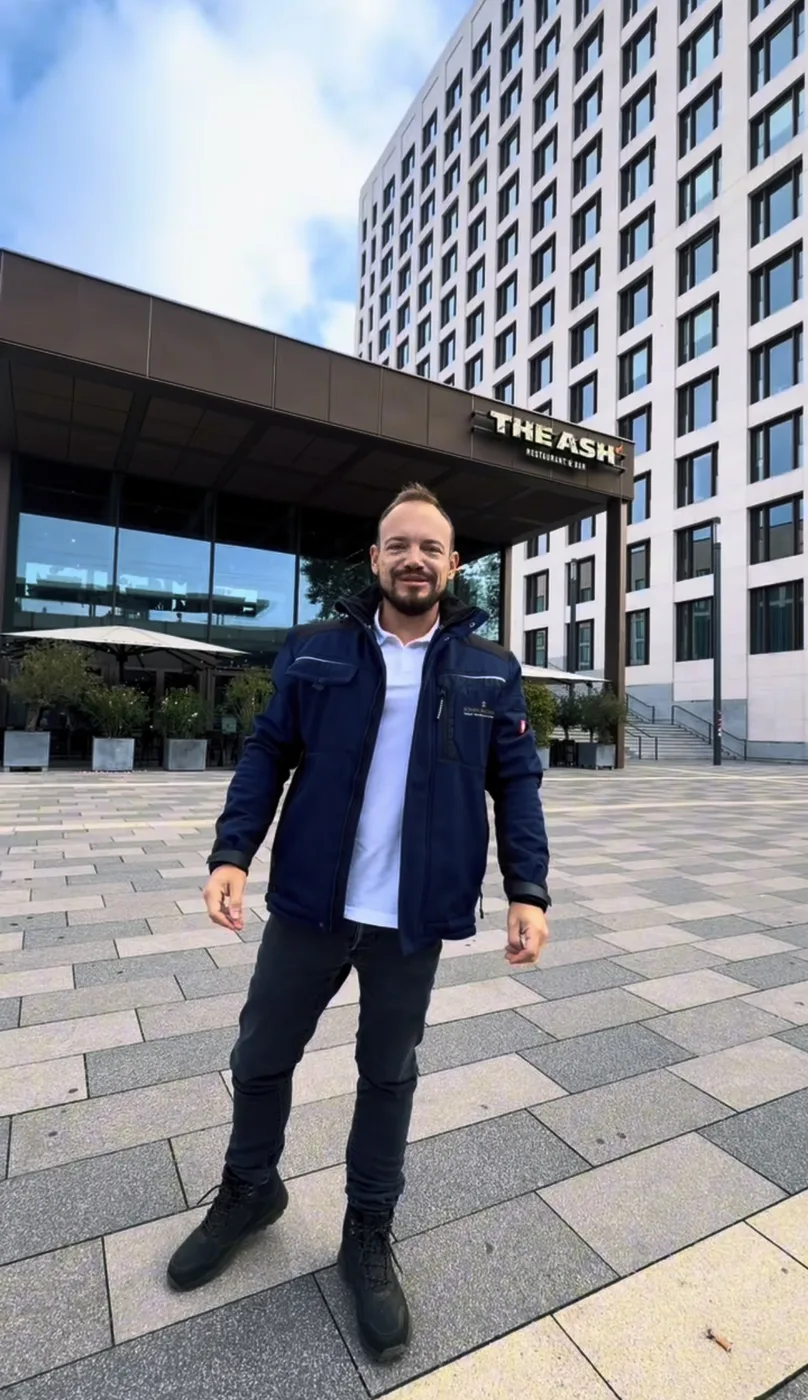 Willi Bonin vor THE ASH Köln nach der Außenanlagenpflege