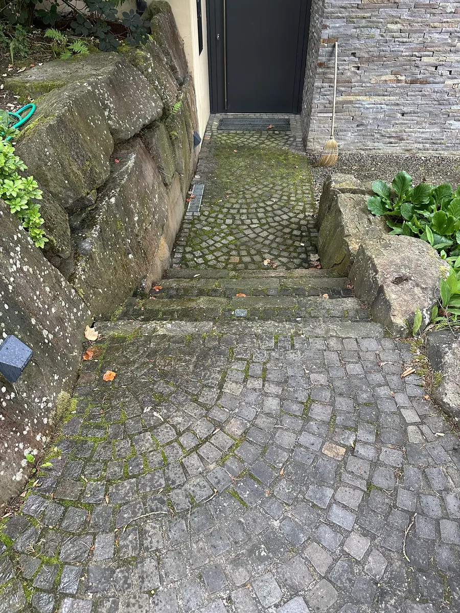 Gehweg vor der Außenreinigung